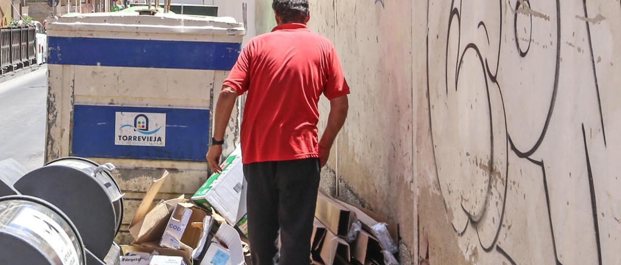 Imagen de la limpieza de contenedores subterráneos en el centro de Torrevieja.