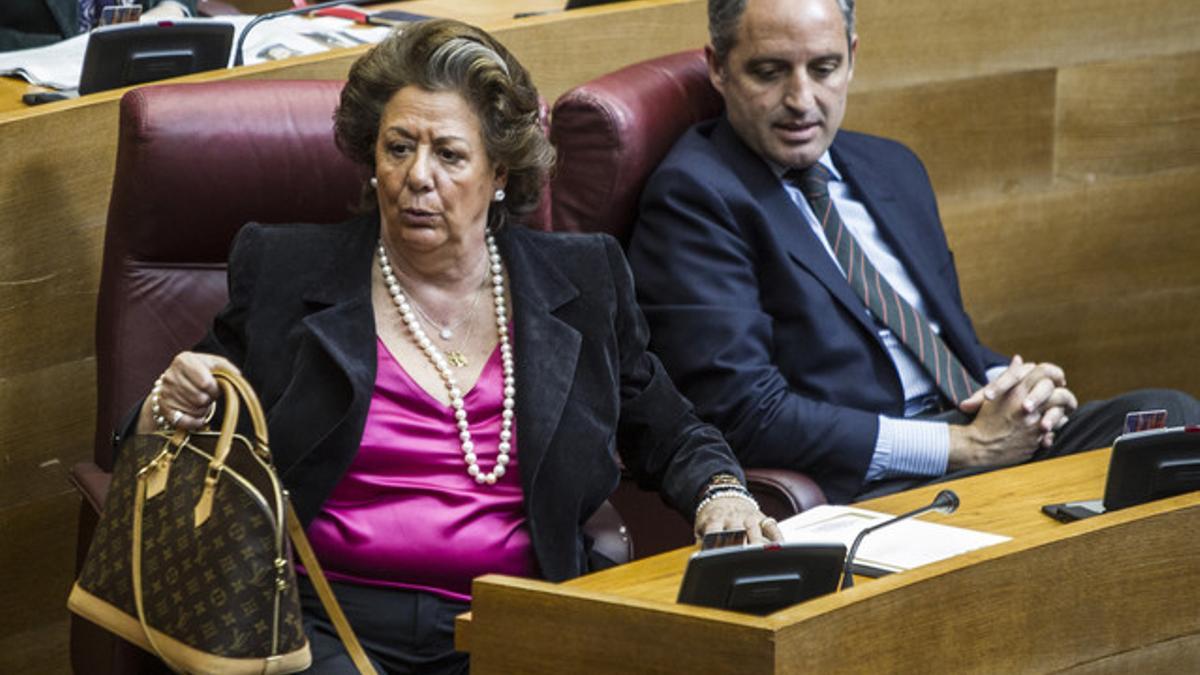 Rita Barberá y Francisco Camps, en sus escaños en las Cortes Valencianas, el pasado mayo.