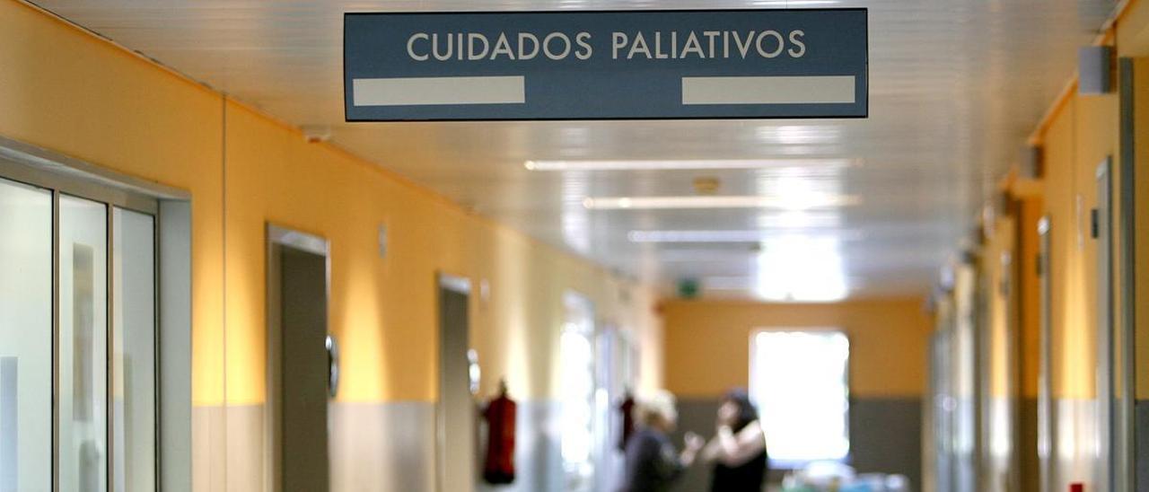 Un pasillo de cuidados paliativos en un hospital de Vigo.