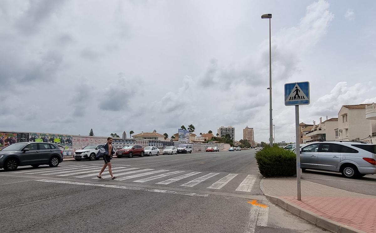 Un peatón cruza por el paso de peatones, señalizado, en el que fue atropellado mortalmente el matrimonio. En la carretera se pueden ver las marcas hechas por la Policía.