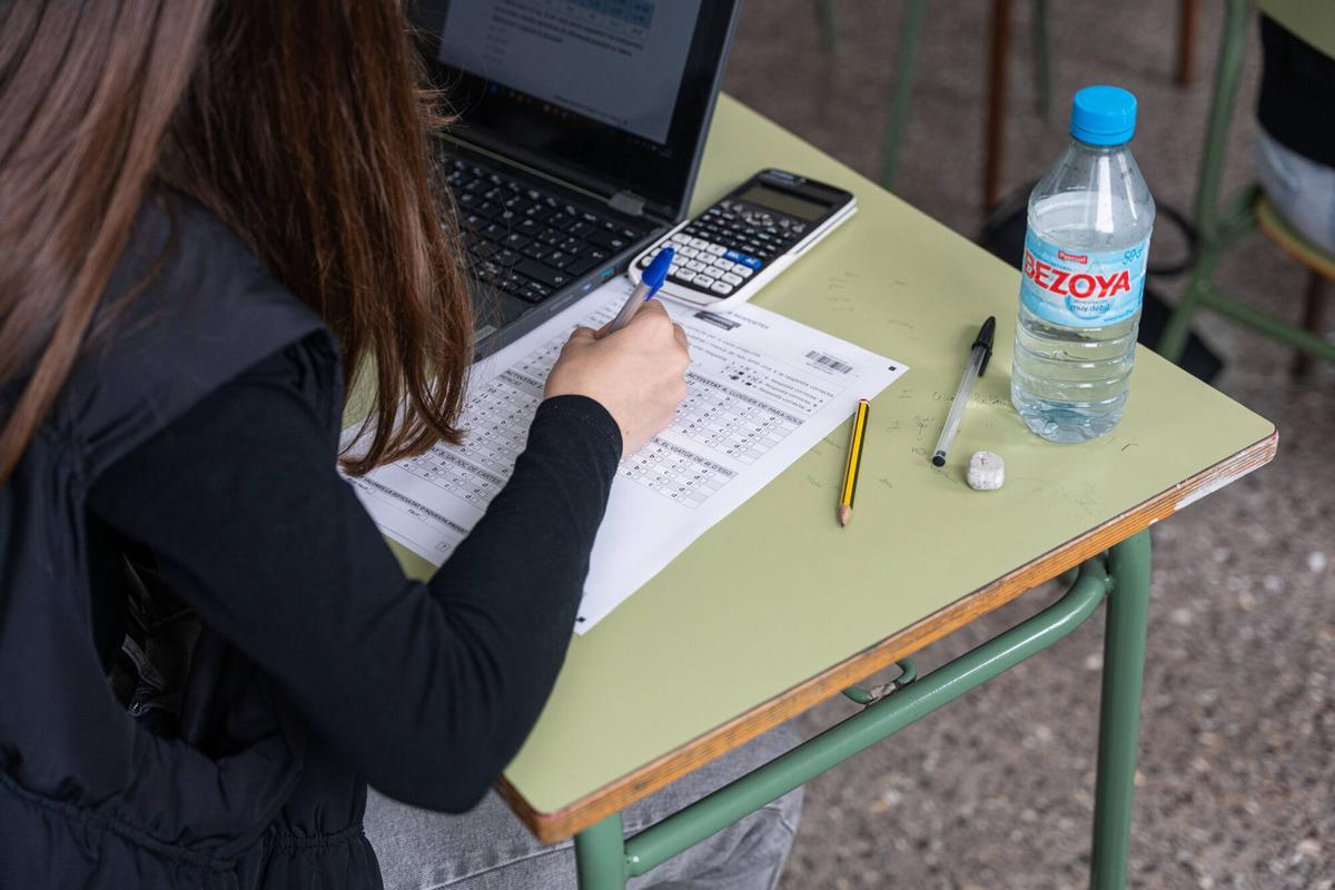 Examen de Competencias Básicas en cuarto de la ESO en el Institut Teresa Pàmies.