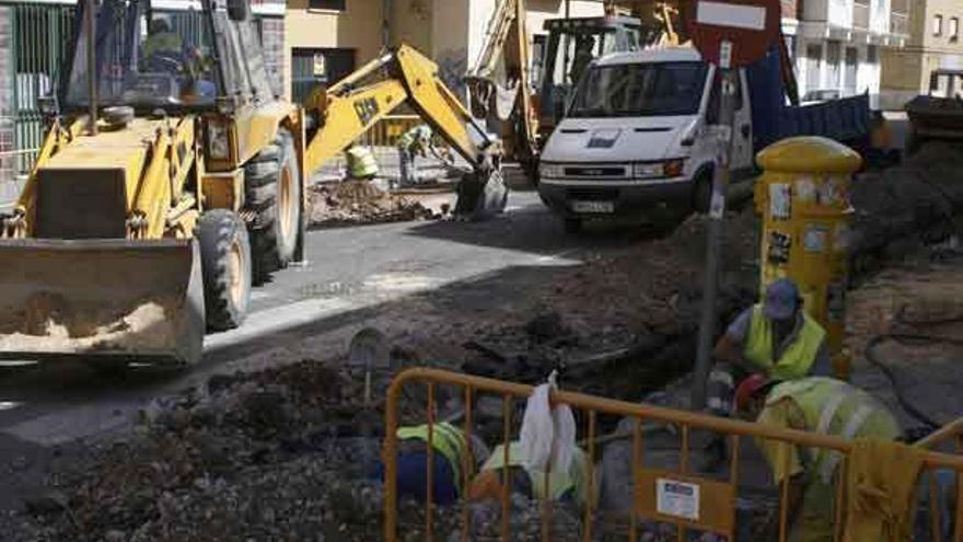 Operarios durante la última intervención realizada en la calle Arapiles de la capital.