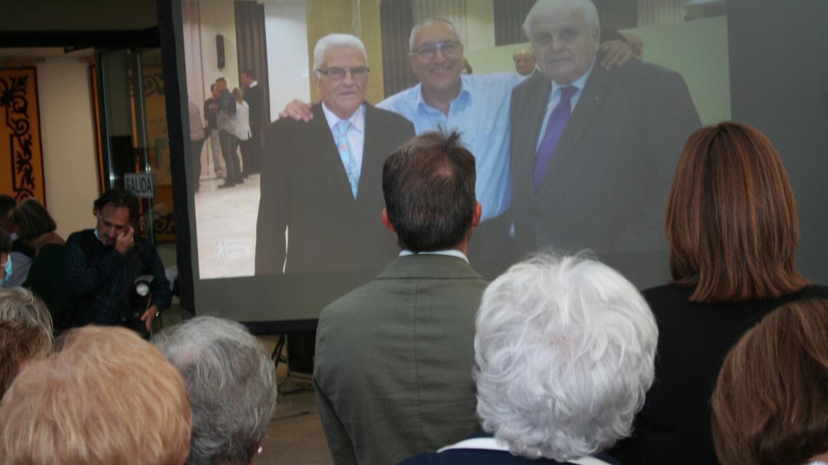 En un fotograma del vídeo aparecían el homenajeado, Pedro Arcas Campoy, junto a sus dos grandes amigos, Antonio Bastida, actual presidente de Apandis, y Rafael Artero.
