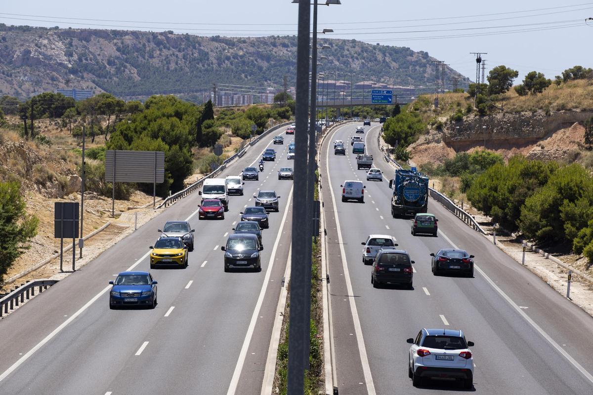 Tráfico en la A-70 en los alrededores de Alicante, entre los enlaces de Vistahermosa y Villafranqueza.