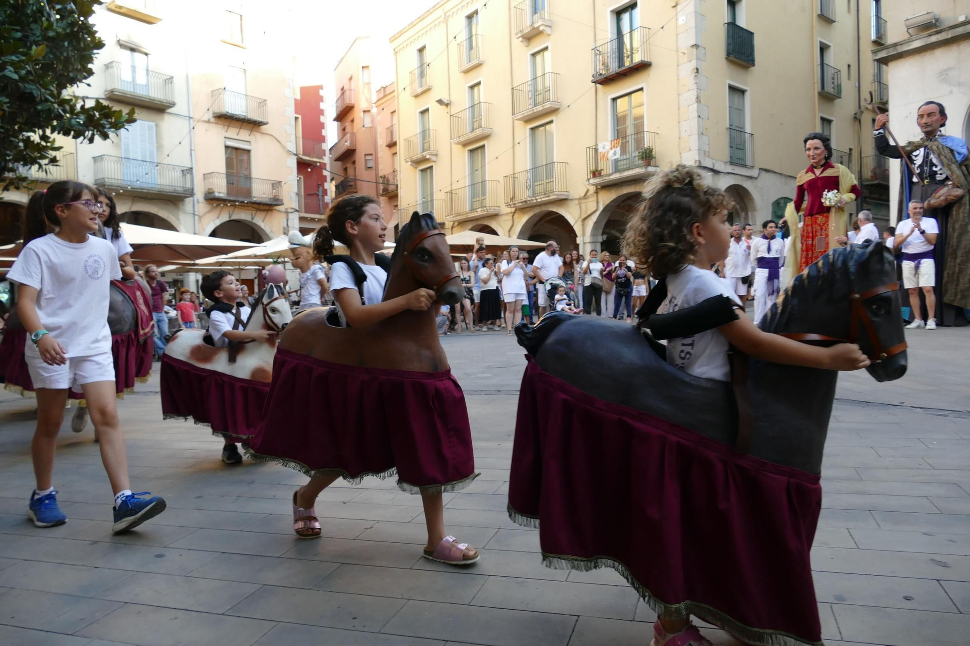 Els gegants de Figueres animen les Festes de Sant Pere amb el ball del seguici i una exposició