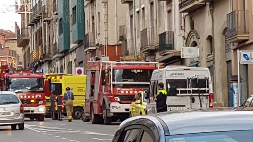 Els Bombers i el SEM, divendres passat, a la carretera de Vic, en el moment d&#039;atendre la dona al domicili