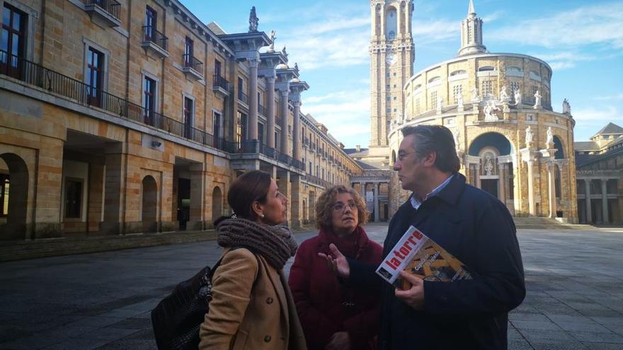 Por la izquierda, la edil del PP de Gijón, Ángeles Fernández Ahuja, y los diputados regionales Gloria García y Pablo González, en Laboral.