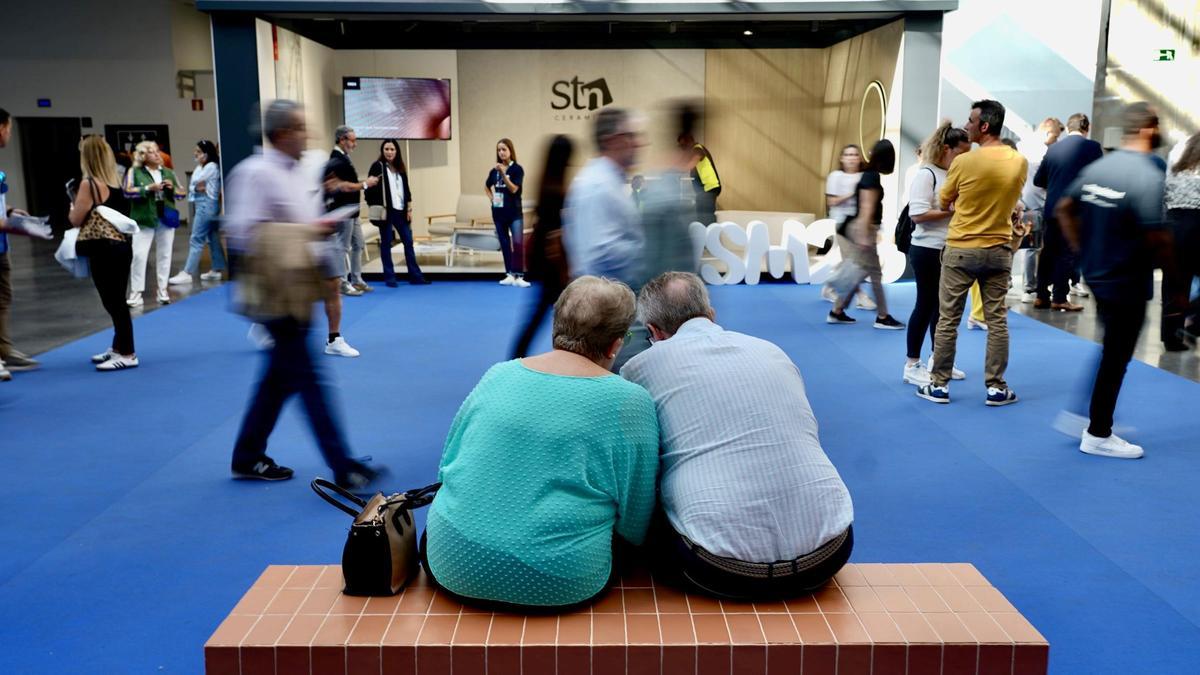 Estand promocional de Cevisama junto a la entrada de las ferias de hábitat en Feria Valencia.