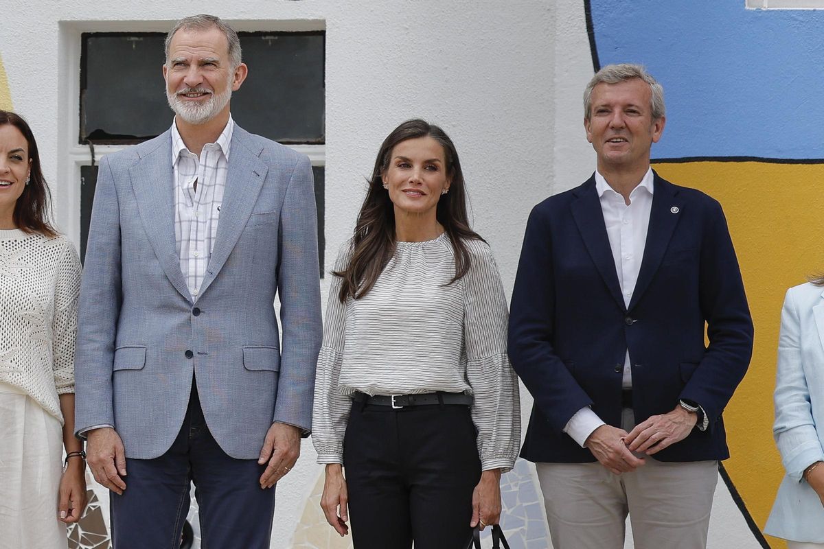 Los reyes junto al presidente de la Xunta, Alfonso Rueda, este martes en Burela