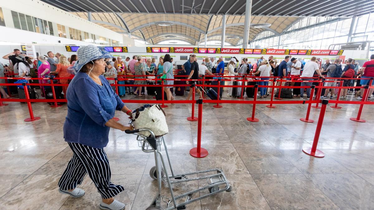 Pasajeros facturando en el aeropuerto en una imagen tomada el pasado verano.