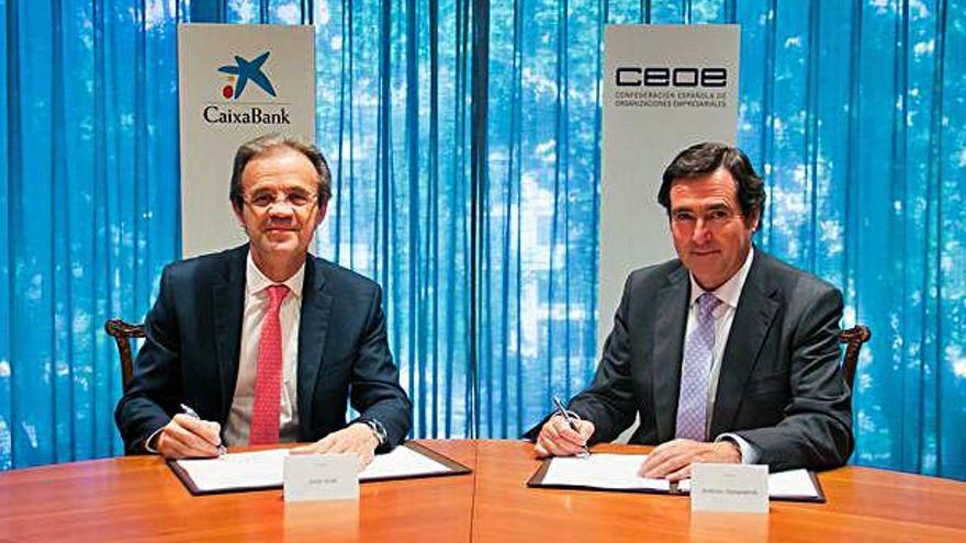 Jordi Gual i Antonio Garamendi signen l&#039;acord de col·laboració