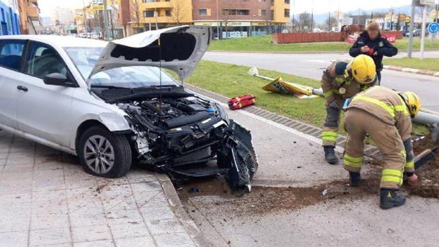 Aparatós accident a la Bisbal: un vehicle perd el control i tomba una farola
