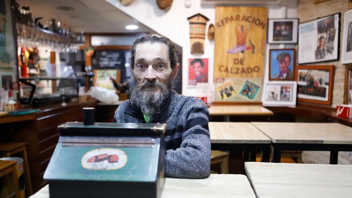 Ángel Pastor con sus herramientas de limpiabotas, esta semana en Zaragoza.