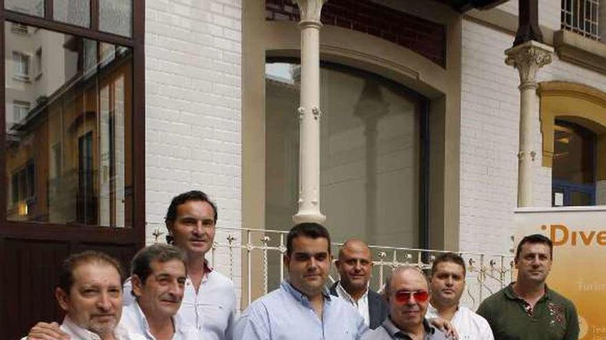 El gerente de Divertia, tercero por la izquierda, con los hosteleros que participan en el evento gastronómico.