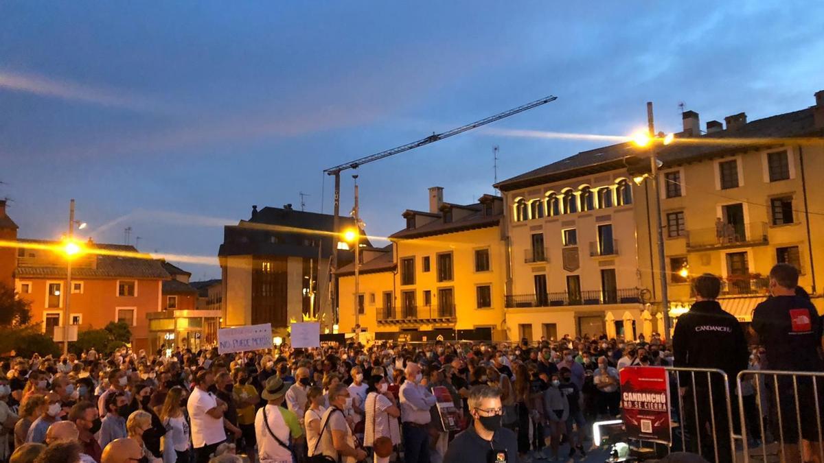 Varios centenares de personas se han concentrado hoy en Jaca contra el cierre de la estación de Candanchú.