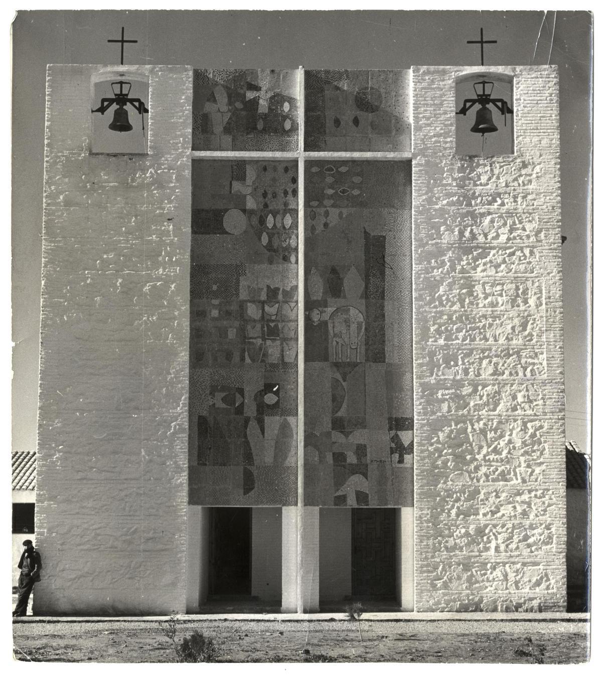 Iglesia de Villalba de Calatrava (Ciudad Real). Arquitecto: José Luis Fernández del Amo. Fotografía de Joaquín del Palacio, Kindel, ca.1956.