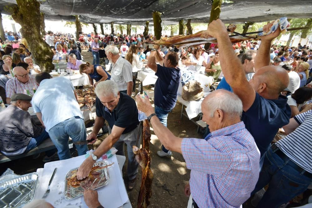 Moraña fue hoy el templo del carneiro ao espeto, plato que degustaron los vecinos y los visitantes acompañado de empanadas de zorza o bacalao con pasas