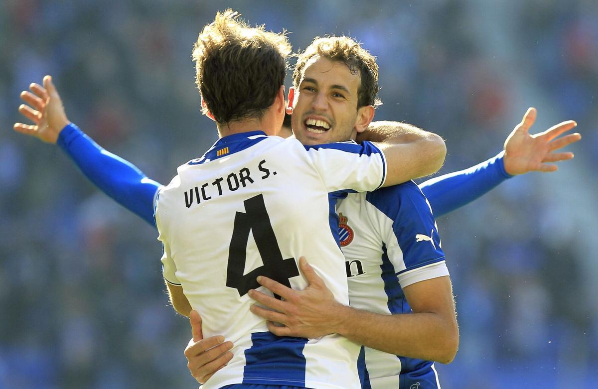 Víctor Sánchez felicita a Stuani tras lograr éste su segundo gol, cuarto del Espanyol. | efeGRA163. CORNELLÁ (BARCELONA), 22/12/2013.- El delantero uruguayo del RCD Espanyol, Christian Stuani (d), recibe la felicitación de su compañero tras marcar ante el Real Valladolid, durante el partido de Liga de Primera División jugado este mediodía en el Estadio de Cornellá-El Prat. EFE/Andreu Dalmau