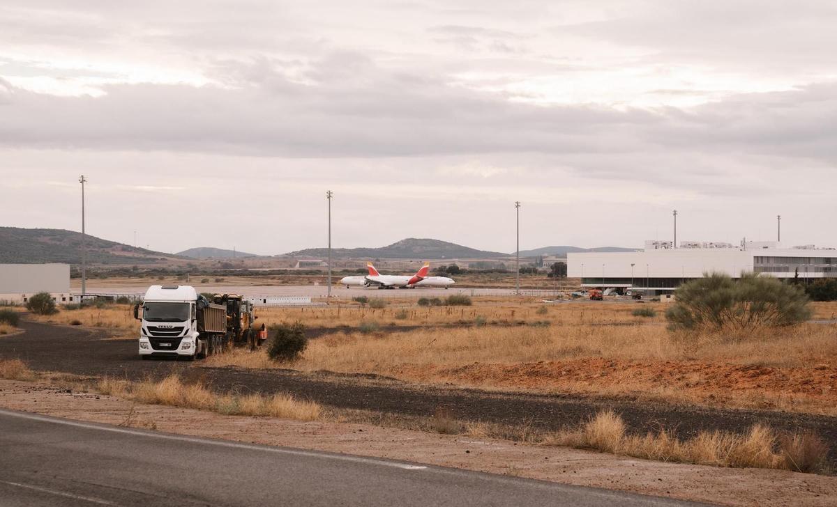 Varios camiones de obra trabajan frente al aeropuerto de Ciudad Real, este martes.