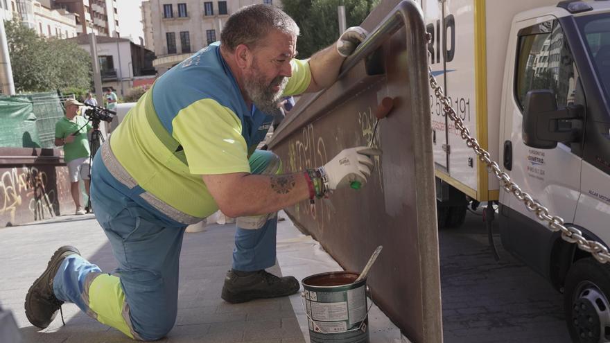 Así han eliminado los grafitis en la plaza y los accesos al Mercat de l&#039;Olivar, en Palma