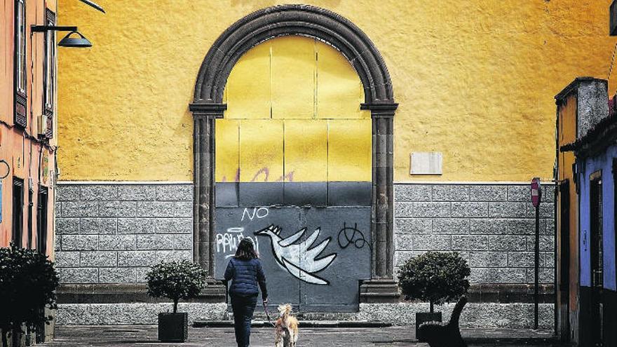 Una vecina de La Laguna pasea a su perro por las calles peatonales.