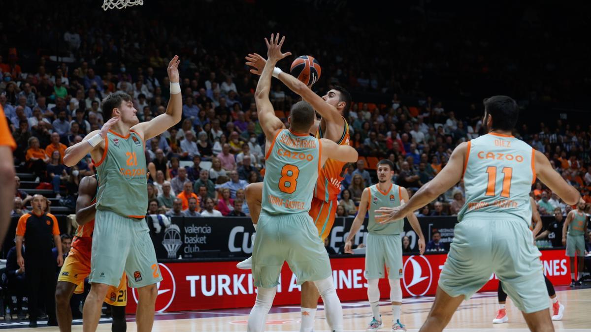 Josep Puerto se eleva para anotar en el tercer cuarto ante los defensores del Baskonia