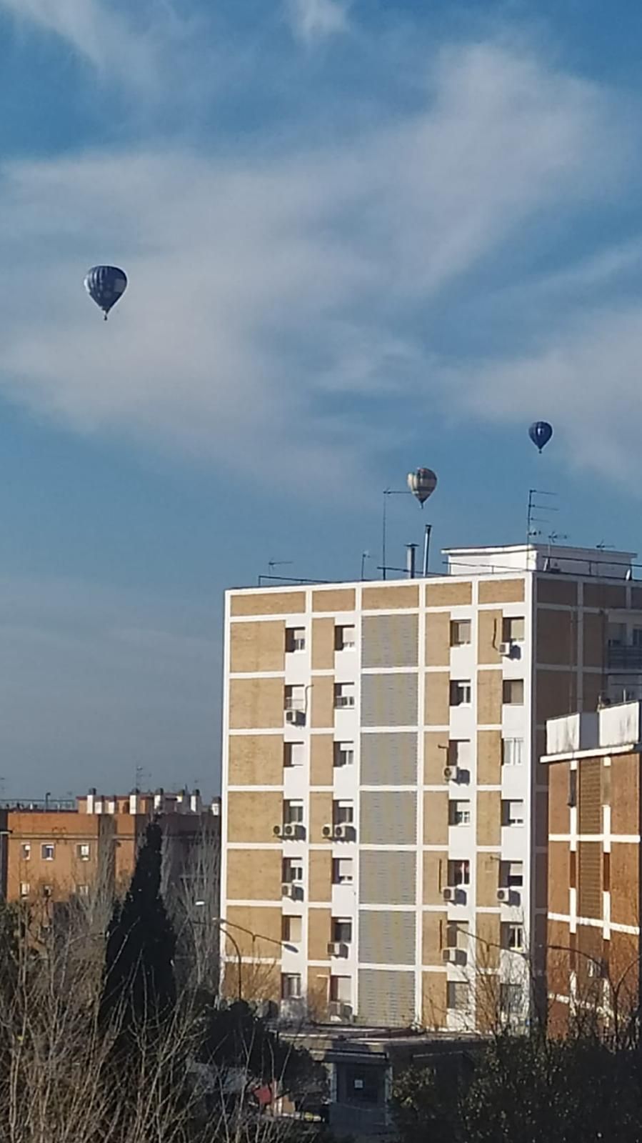 Los Reyes Magos surcan en globo el cielo de Córdoba