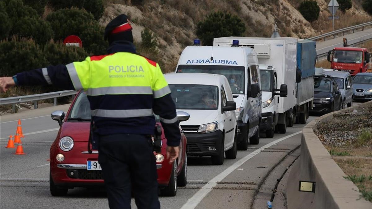 Control de tráfico de los Mossos, en la N-II, en la rotonda de Montgat, el día que empieza otra vez el confinamiento comarcal.