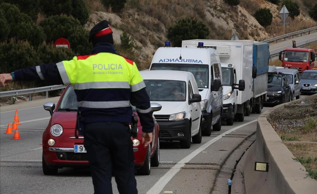 Control de tráfico de los Mossos en la rotonda de Montgat, en la N-II.