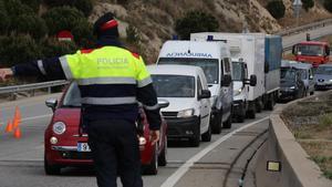 Control de tráfico de los Mossos, en la N-II, en la rotonda de Montgat, el día que empieza otra vez el confinamiento comarcal.
