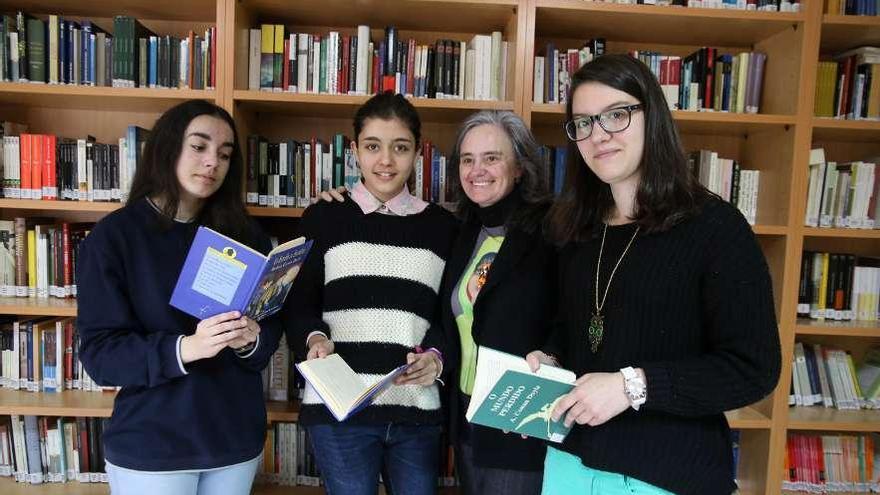 Mariña Castro, Denise Varela e Alba Moreira, con Gracia Santorum na biblioteca do centro.  // Bernabé/Gutier