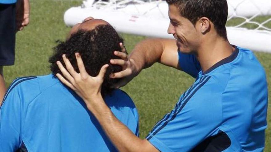 Cristiano bromea con Marcelo, ayer.