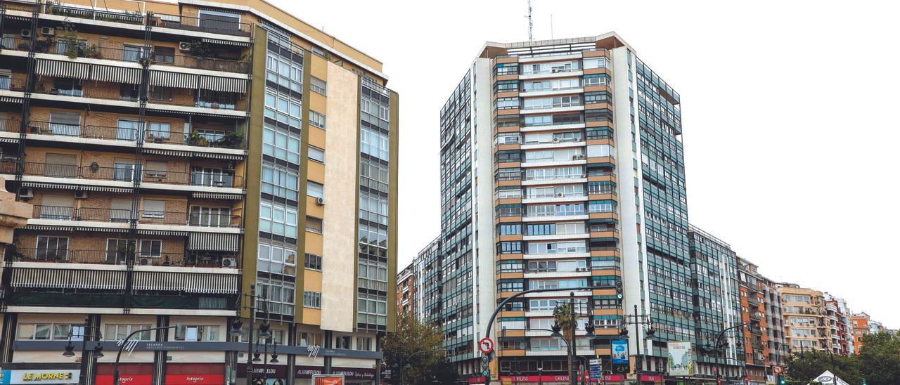 Edificios de viviendas en la plaza de España de València.