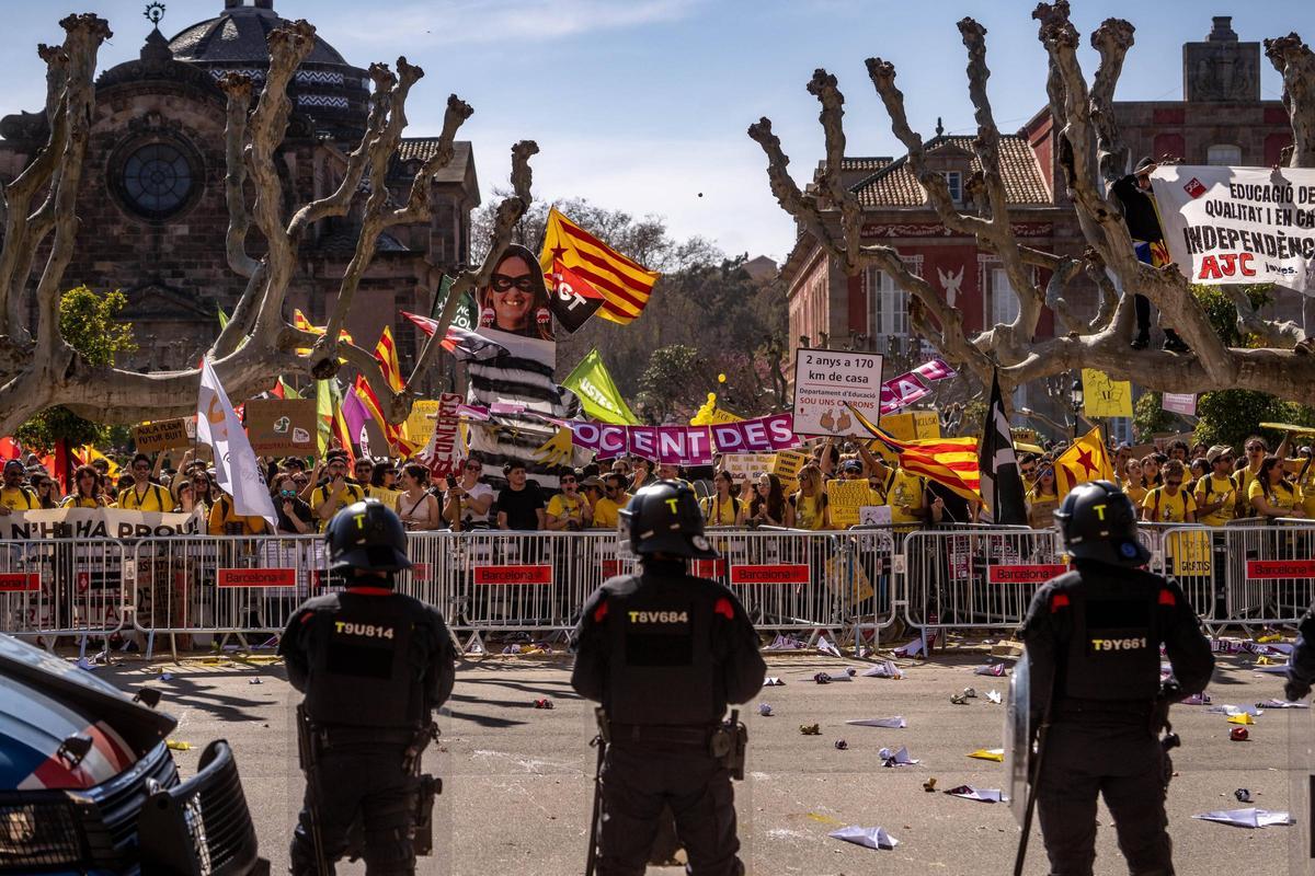 Protesta docente el mes pasado frente al Parlament.