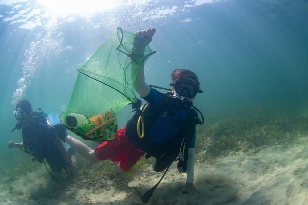 Una treintena de niños y adolescentes participan en la limpieza de fondos marinos programada en la Regata Infantil Marina Ibiza