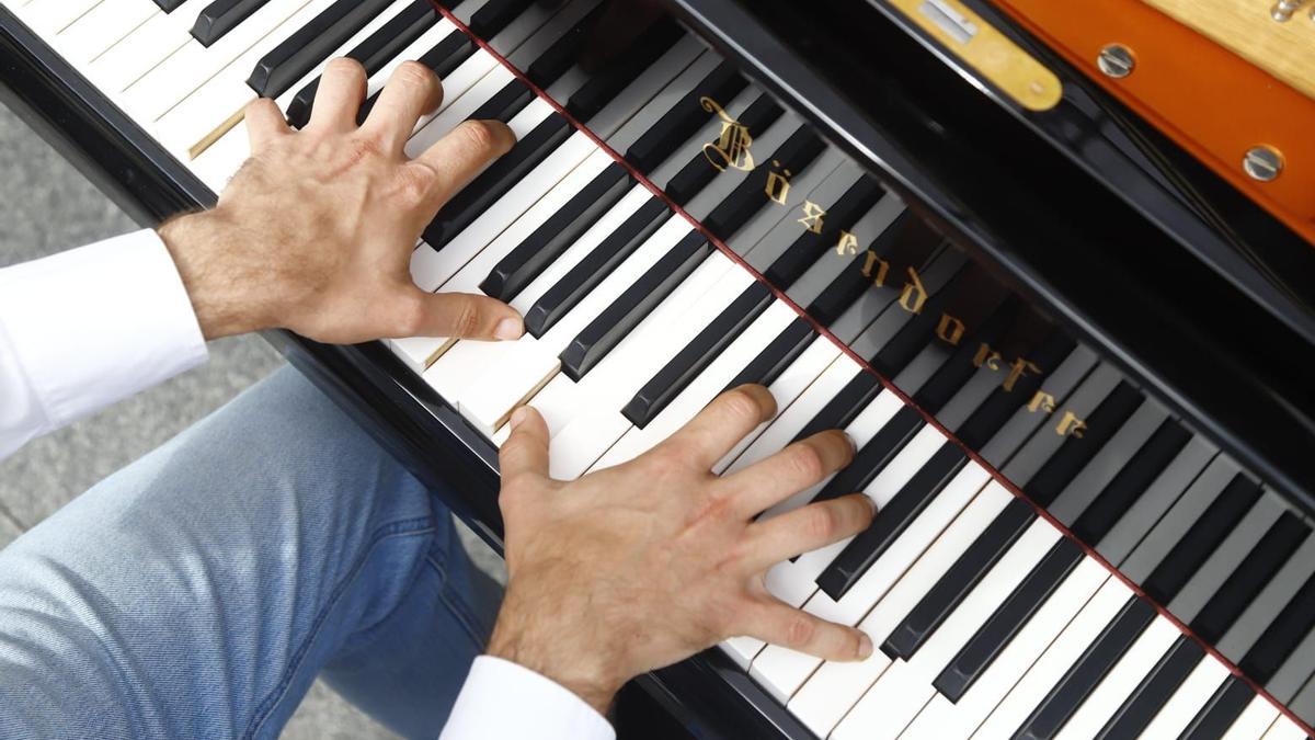 Imagen de archivo de una persona tocando un piano.