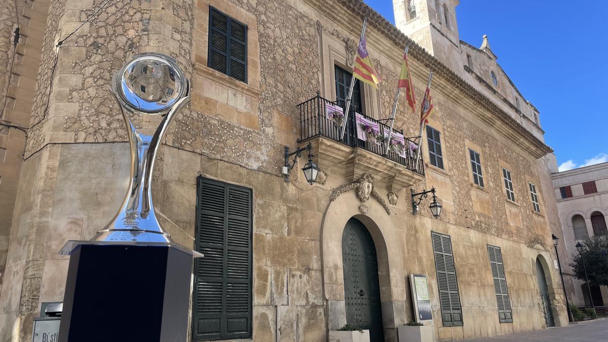 Imagen de la fachada del ayuntamiento de Manacor.