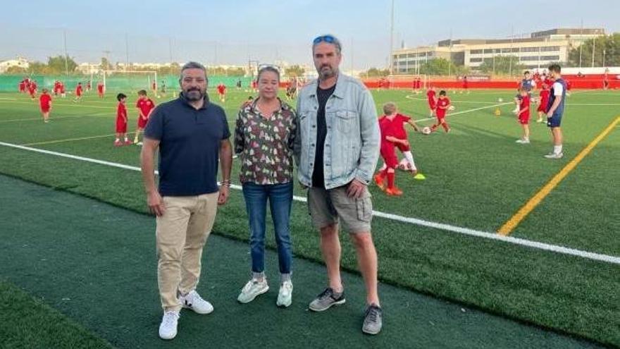 Jaume Sastre, Vicky Barquero y Amedeo Spadaro, en el campo de Son Fuster