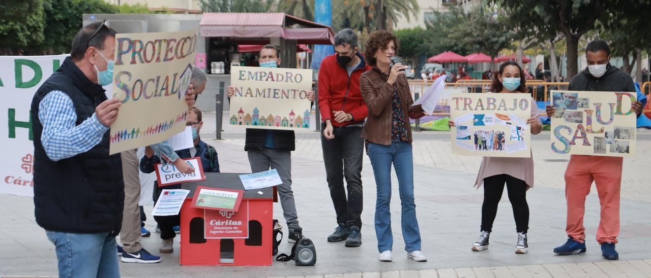 Acto de reivindicación en la plaza Huerto Sogueros de los derechos de las personas sin hogar