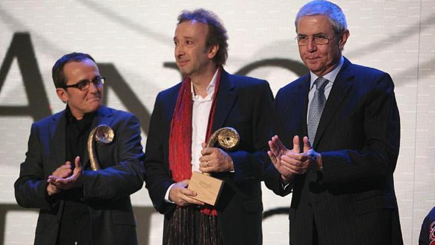 El presidente Touriño, junto a los galardonados Morris y Eduardo Blanco, ayer en Ourense