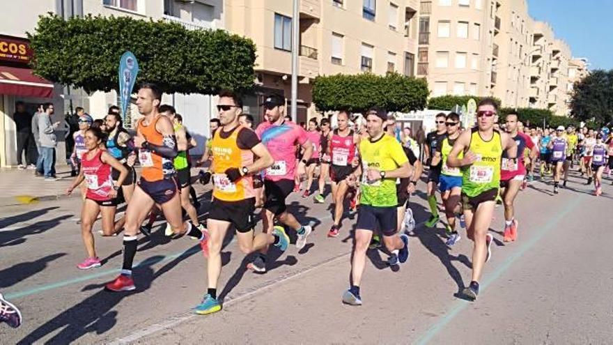 Sobre estas líneas, distintas imágenes de la matinal de ayer en Xeraco marcada por la bonanza meteorológica, la buena organización y la calidad de los participantes.