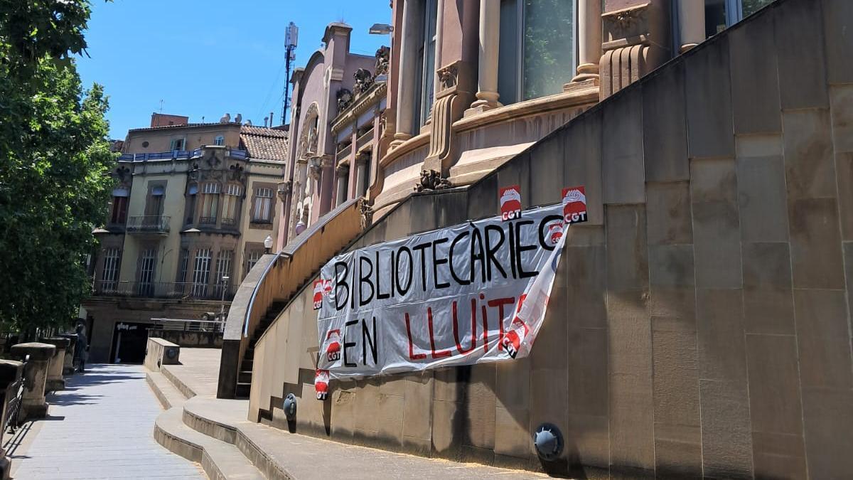 Pancarta a l'exterior de la biblioteca del Casino de Manresa