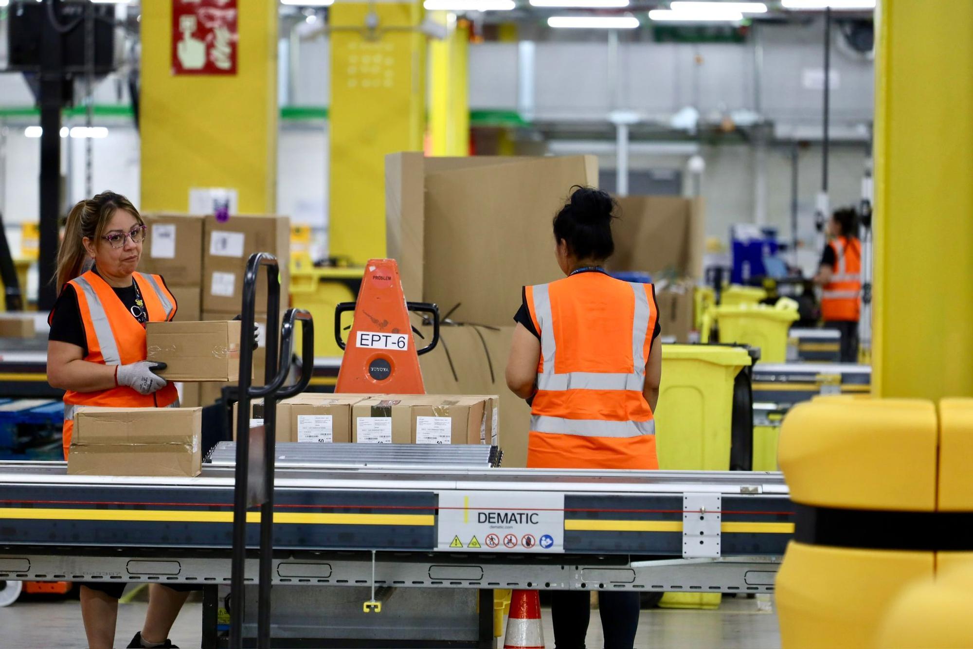 En imágenes |  El gran almacén de Amazon en Zaragoza cumple su primer año de actividad