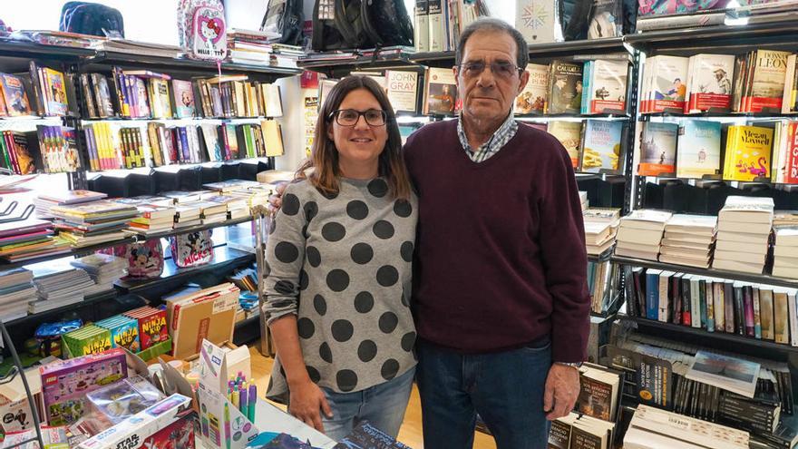 Pepe Juárez con su hija Elena, esta semana en la librería Arjé de El Palo, que este año cumple cuatro décadas.