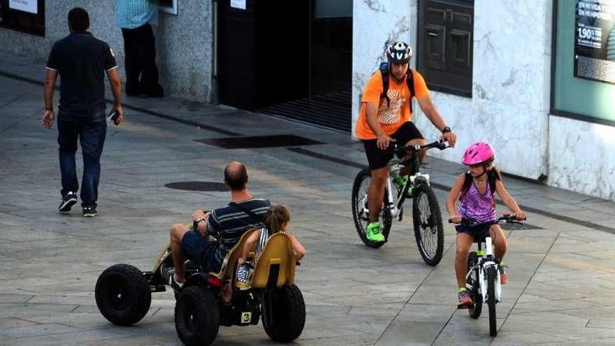 Un kart a pedales por el centro de Vilagarcía. // Iñaki Abella