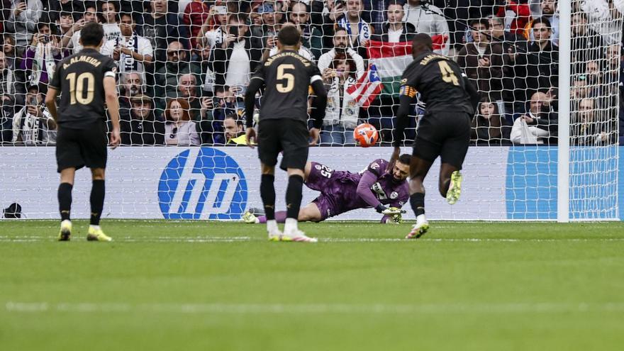 Mamardahsvili, en el momento de parar el penalti a Vinicius, ayer en el Santiago Bernabéu. | CHEMA MOYA / EFE