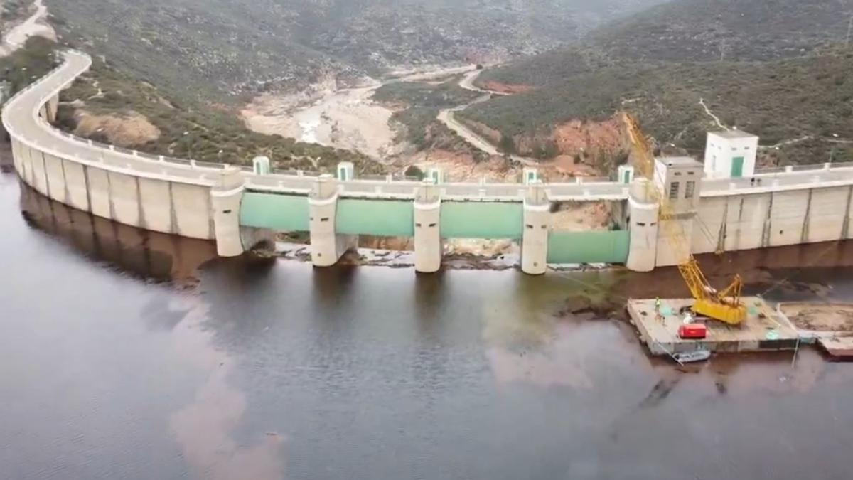 Trabajos de limpieza en el embalse de Forata
