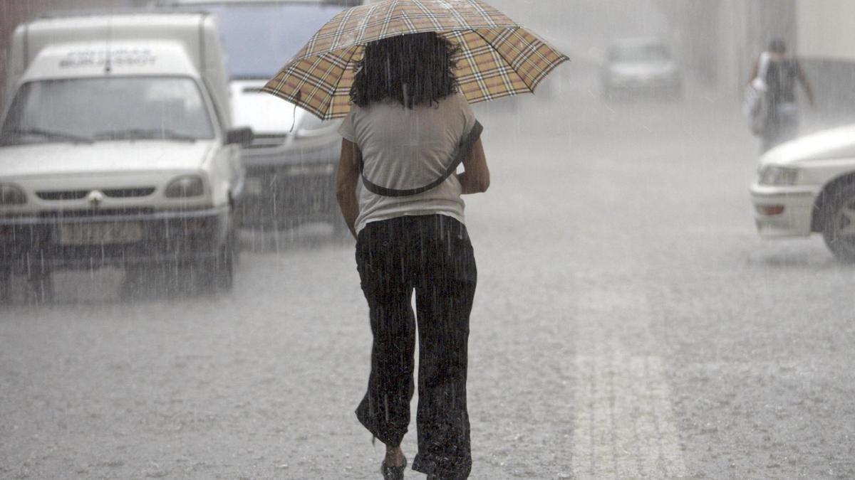 La Aemet sube a naranja el nivel de alerta por fuertes tormentas esta tarde en Valencia.