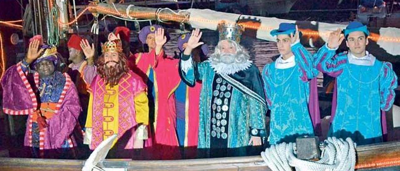 Los Reyes de Oriente, el año pasado a su llegada a Palma junto a sus pajes reales.