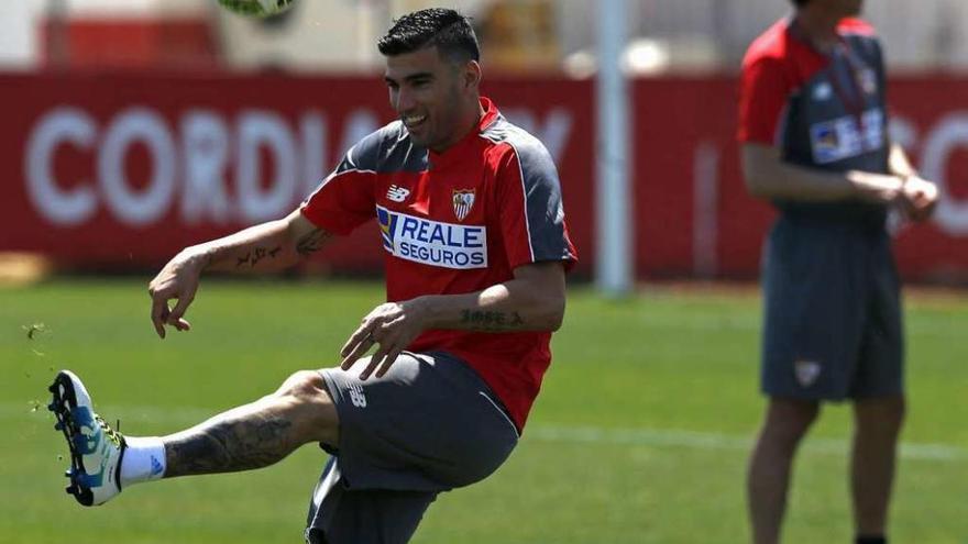 Reyes golpea el balón durante el entrenamiento de ayer. // Alberto Estévez (Efe)